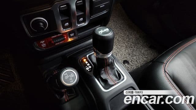 Jeep Wrangler 2020 — ფოტო 7/20