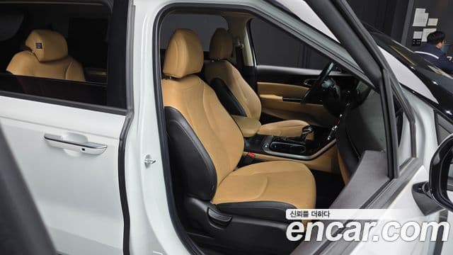 Kia Carnival 2022 — фото 12 из 20