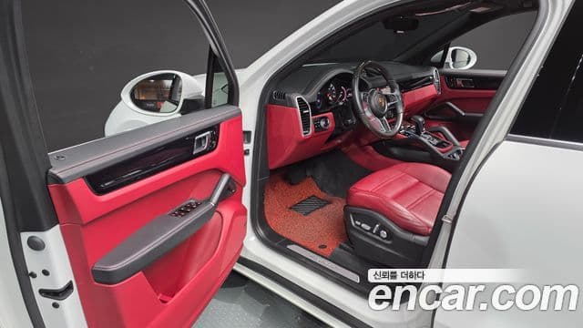 Porsche Cayenne 2021 — ფოტო 9/20