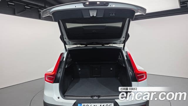 Volvo XC40 2023 — Şəkil 19/20