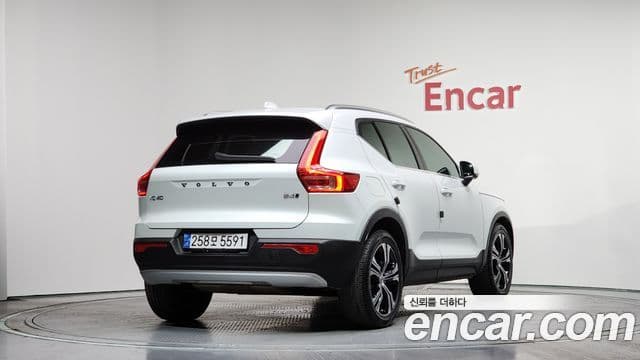 Volvo XC40 2020 — ფოტო 2/20