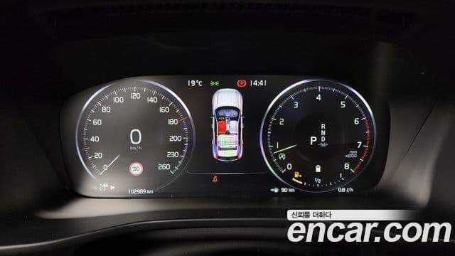 Volvo XC40 2020 — ფოტო 8/20