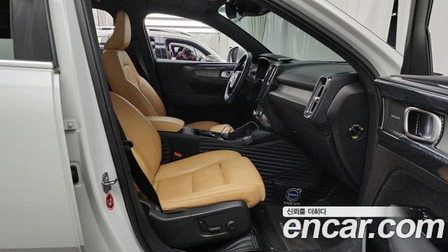 Volvo XC40 2020 — ფოტო 11/20