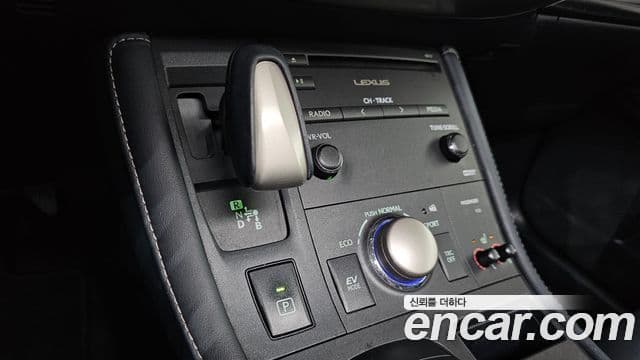 Lexus CT200h 2018 — Şəkil 9/20