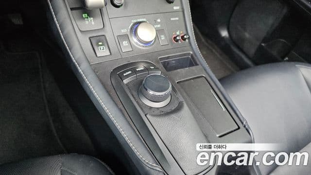 Lexus CT200h 2018 — Şəkil 16/20