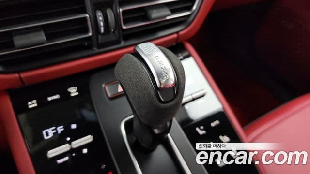 Porsche Macan 2022 — ფოტო 21/33