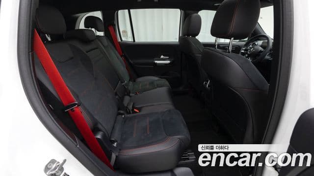 Mercedes-Benz GLB-Class 2025 — Фото 10/20