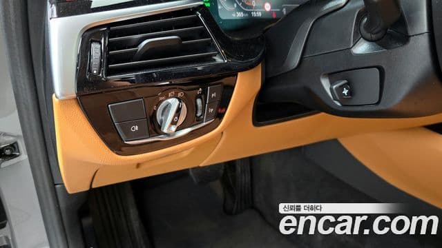 BMW 5 Series 2022 — фото 15 из 20