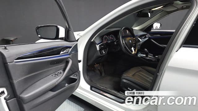 BMW 5 Series 2019 — фото 10 из 20