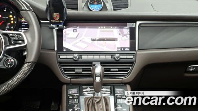 Porsche Macan 2021 — Photo 16/30