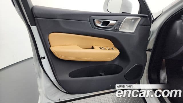 Volvo XC60 2023 — Photo 35/38