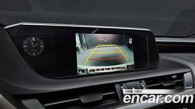 Lexus ES300h 2021 — ფოტო 14/20