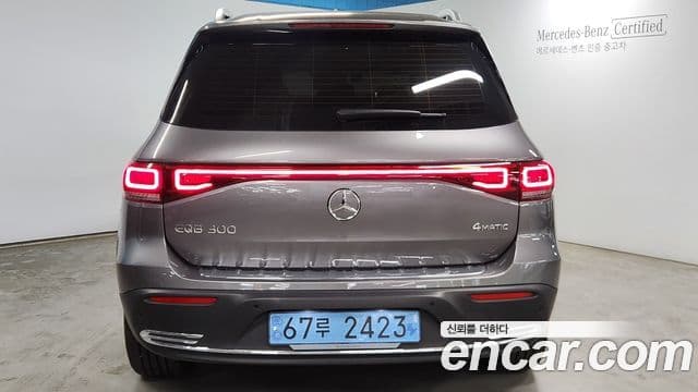Mercedes-Benz EQB 2023 — ფოტო 8/20