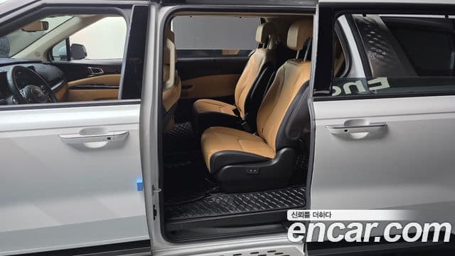 Kia Carnival 2023 — ფოტო 11/20