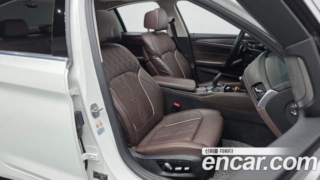 BMW 5 Series 2020 — фото 12 из 20