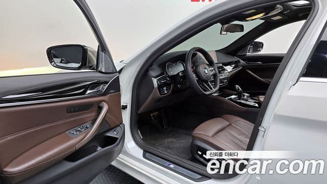 BMW 5 Series 2018 — фото 10 из 20