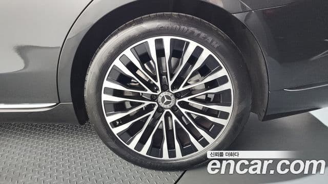 Mercedes-Benz S-Class 2021 — Photo 7/36