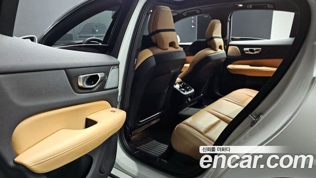 Volvo S60 2024 — Photo 28/33
