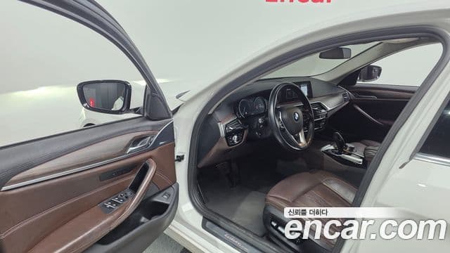 BMW 5 Series 2018 — Photo 23/36