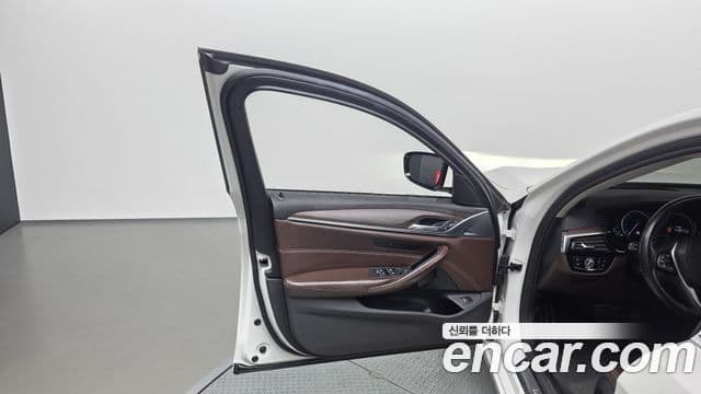 BMW 5 Series 2018 — Photo 8/36