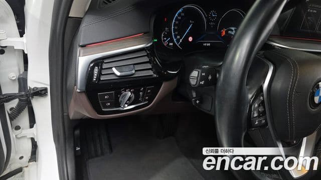 BMW 5 Series 2018 — Photo 12/36