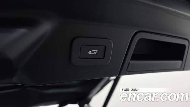 Land Rover Range Rover Velar 2025 — ფოტო 18/20