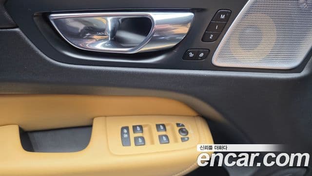Volvo XC60 2018 — ფოტო 19/20