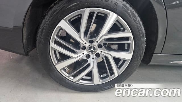 Mercedes-Benz E-Class 2024 — ფოტო 18/20
