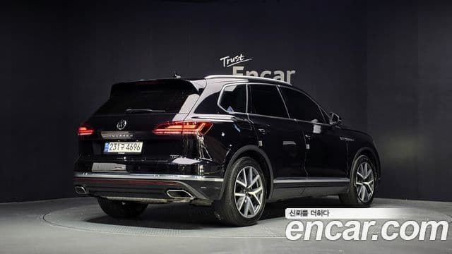 Volkswagen Touareg 2021 — ფოტო 2/20