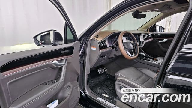 Volkswagen Touareg 2021 — ფოტო 10/20