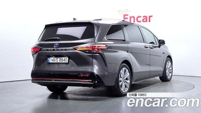 Toyota Sienna 2021 — ფოტო 2/20