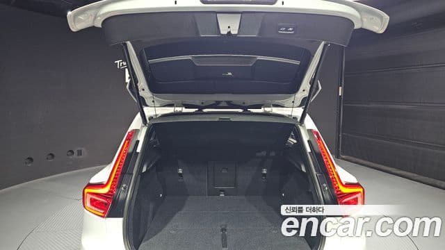 Volvo XC40 2023 — фото 20 из 20