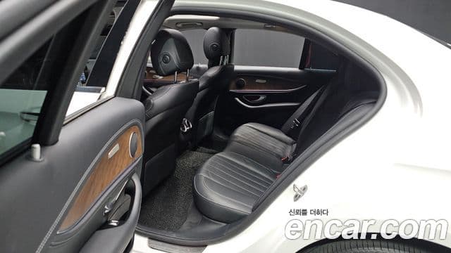 Mercedes-Benz E-Class 2019 — Şəkil 19/20