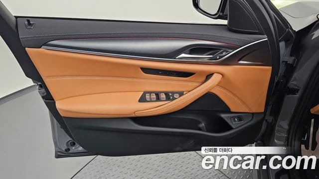 BMW 5 Series 2022 — Photo 10/36