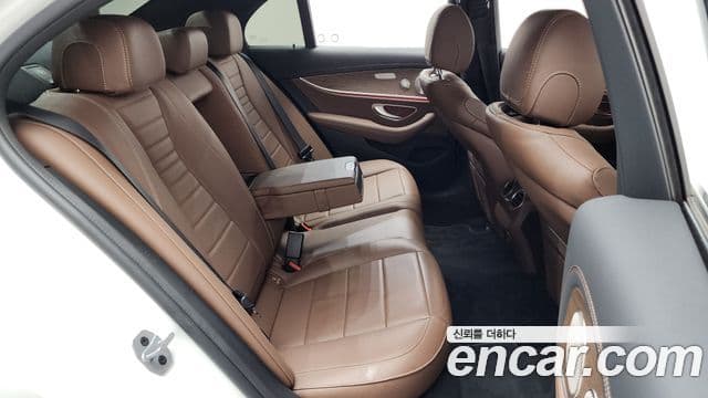 Mercedes-Benz E-Class 2023 — ფოტო 11/20