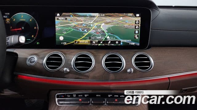 Mercedes-Benz E-Class 2023 — ფოტო 14/20