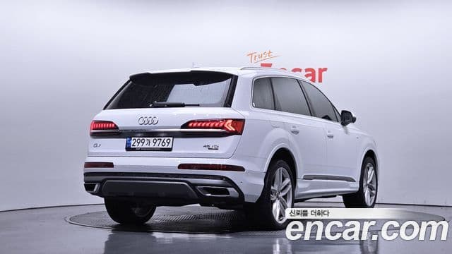 Audi Q7 2023 — Фото 2/20