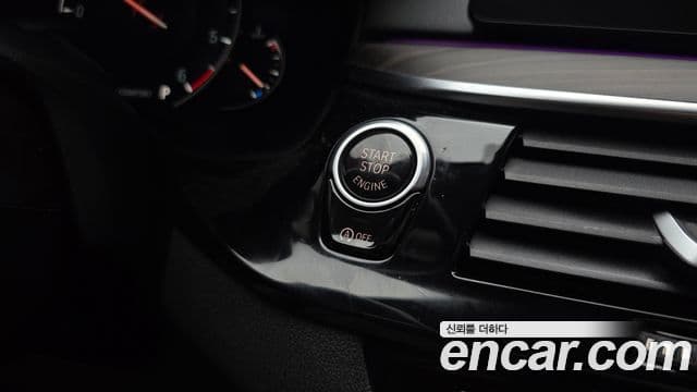 BMW 5 Series 2018 — ფოტო 19/20