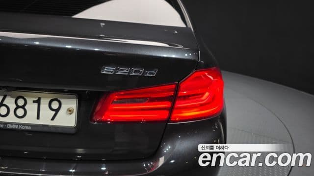 BMW 5 Series 2018 — Photo 30/32