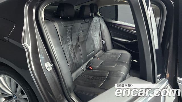 BMW 5 Series 2018 — Photo 25/32