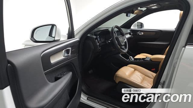 Volvo XC40 2020 — Şəkil 10/20