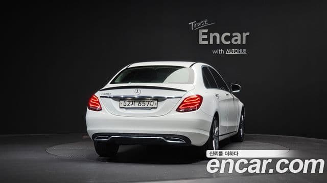 Mercedes-Benz C-Class 2018 — Şəkil 28/31