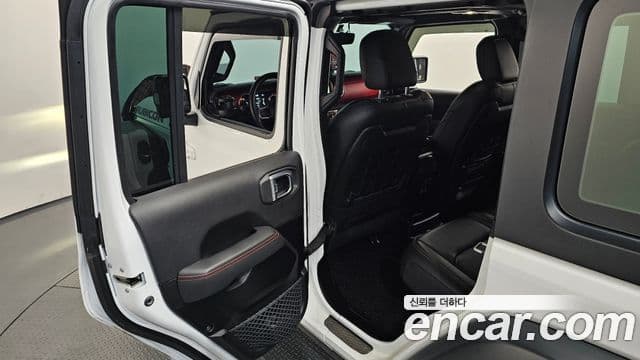 Jeep Wrangler 2023 — ფოტო 18/20