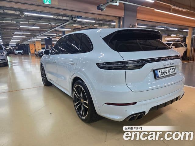 Porsche Cayenne 2021 — ფოტო 8/20