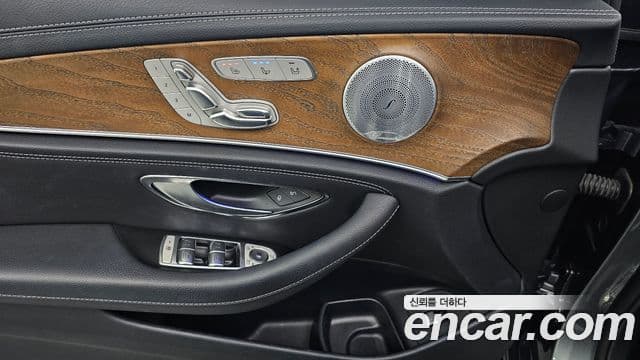 Mercedes-Benz E-Class 2019 — ფოტო 18/20