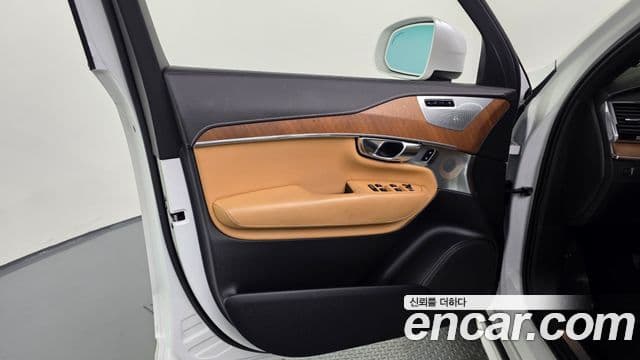 Volvo XC90 2018 — Photo 36/38