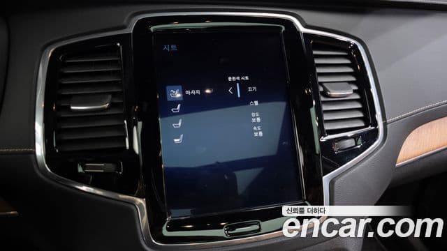 Volvo XC90 2018 — Photo 21/38