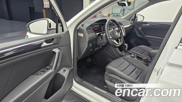 Volkswagen Tiguan 2022 — ფოტო 10/20