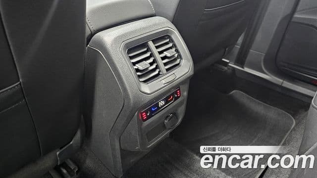 Volkswagen Tiguan 2022 — ფოტო 17/20