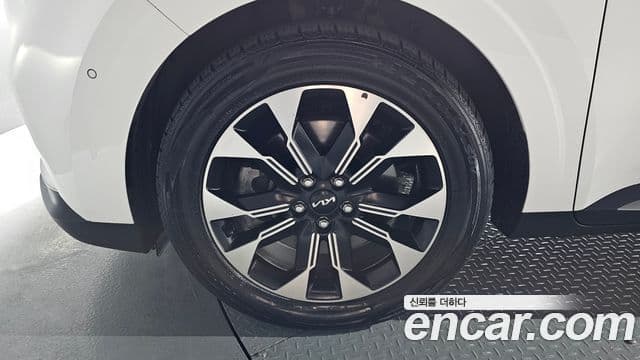 Kia Carnival 2023 — ფოტო 5/20